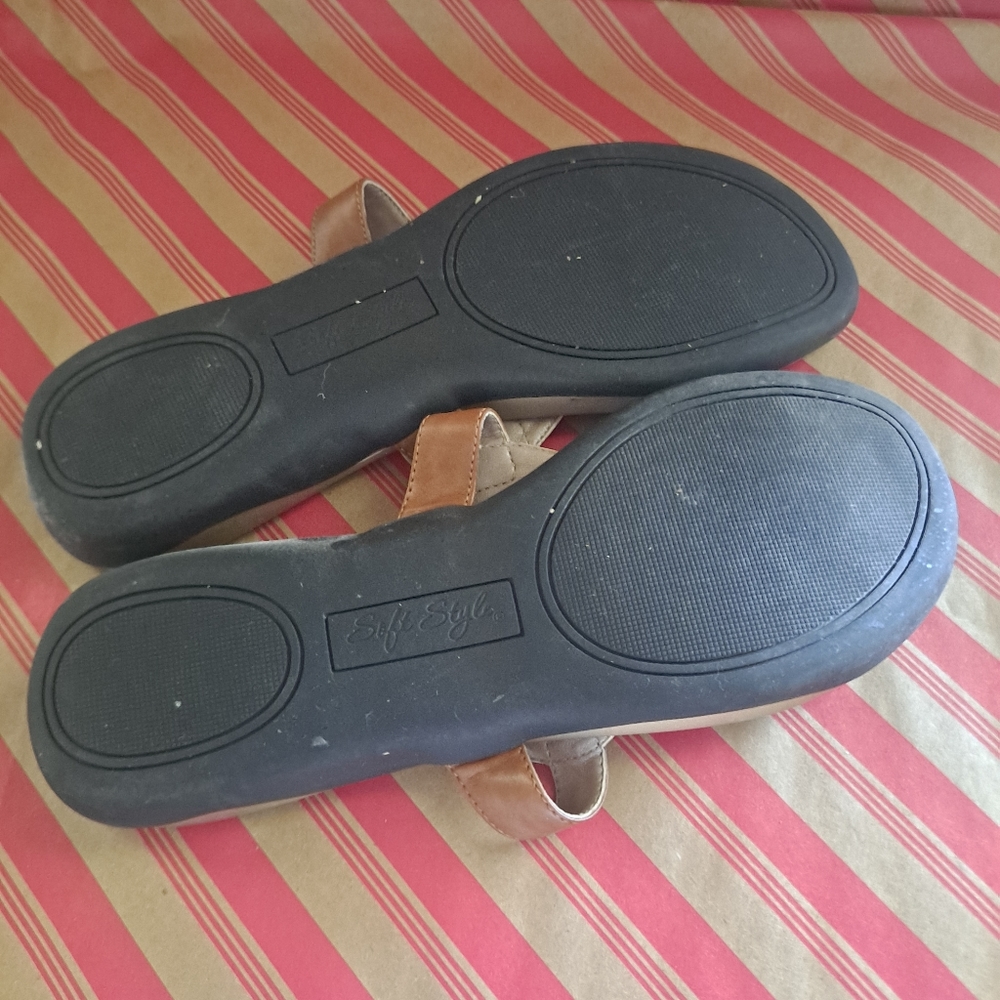 Soft Style Sandals - Picture 7 of 8